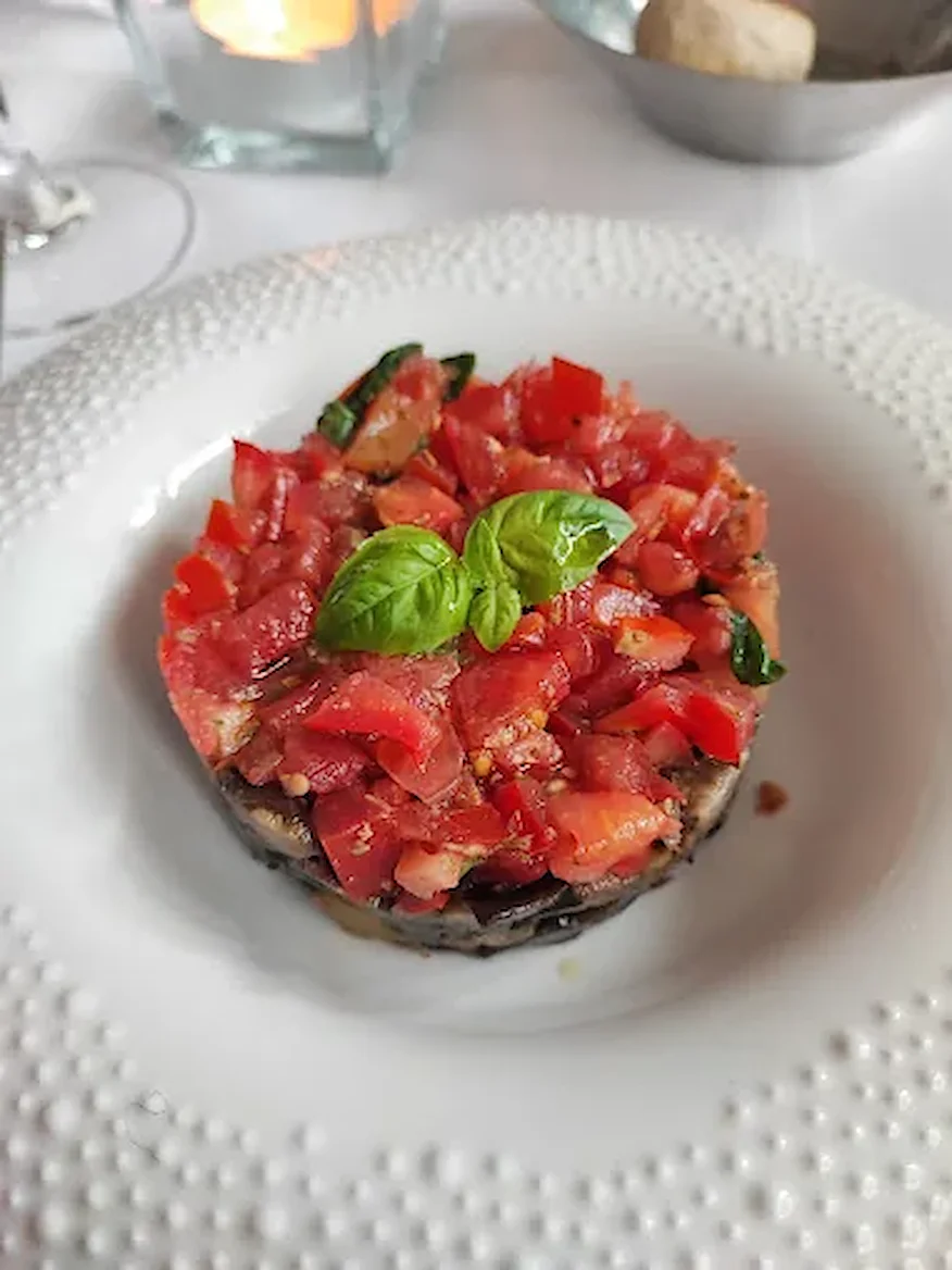 Tomaten-Auberginen-Tatar mit Basilikum bei Kerzenlicht — Ristorante Risotto München