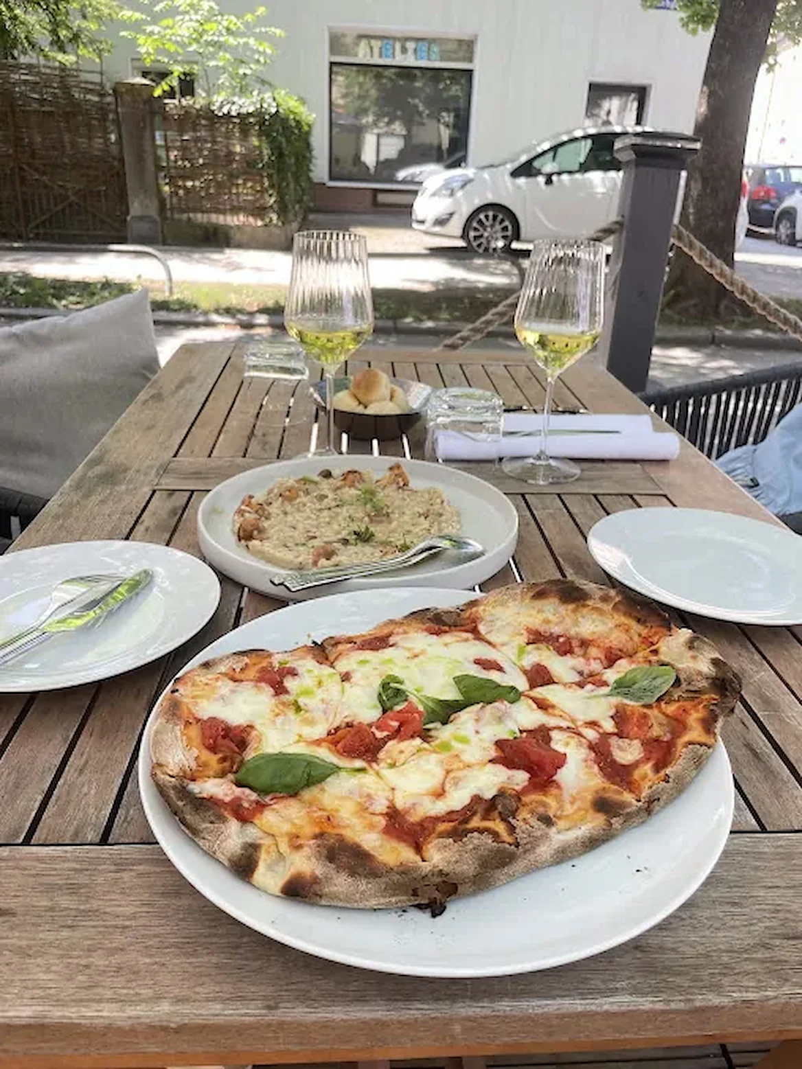 Frisch gebackene Pizza mit Tomate, Mozzarella und Basilikum aus dem Lavasteinofen — Ristorante Risotto München