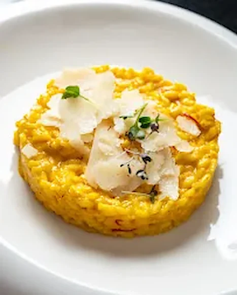 Cremiges safrangelbes Risotto alla Milanese mit Parmesanspänen — Ristorante Risotto München